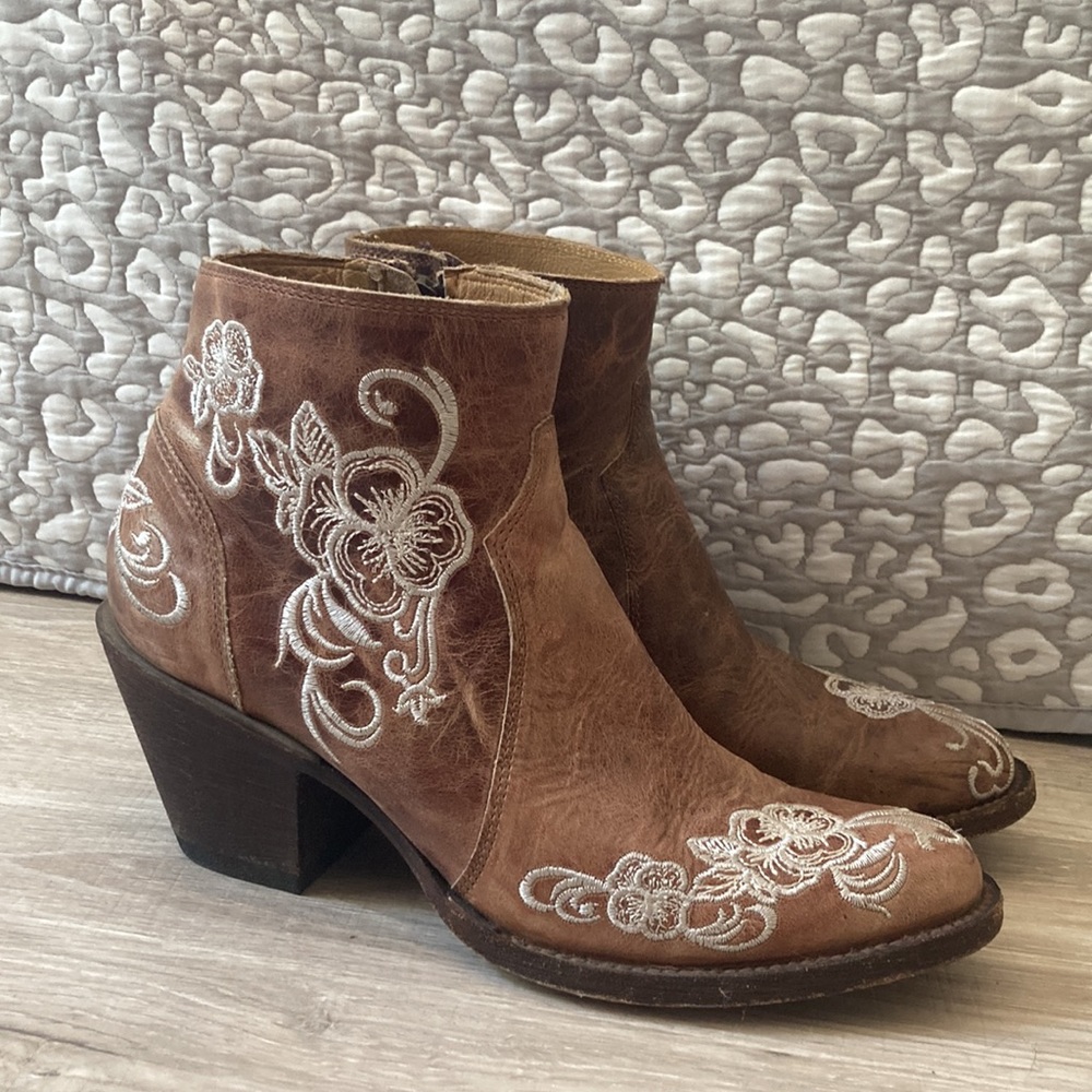 Shyanne leather floral embroidered cowgirl booties. Size 7M
